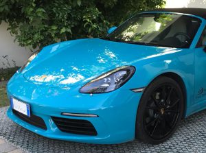 Effektlackierung blau mit schwarz lackiertzen Felgen an Porsche Carrera